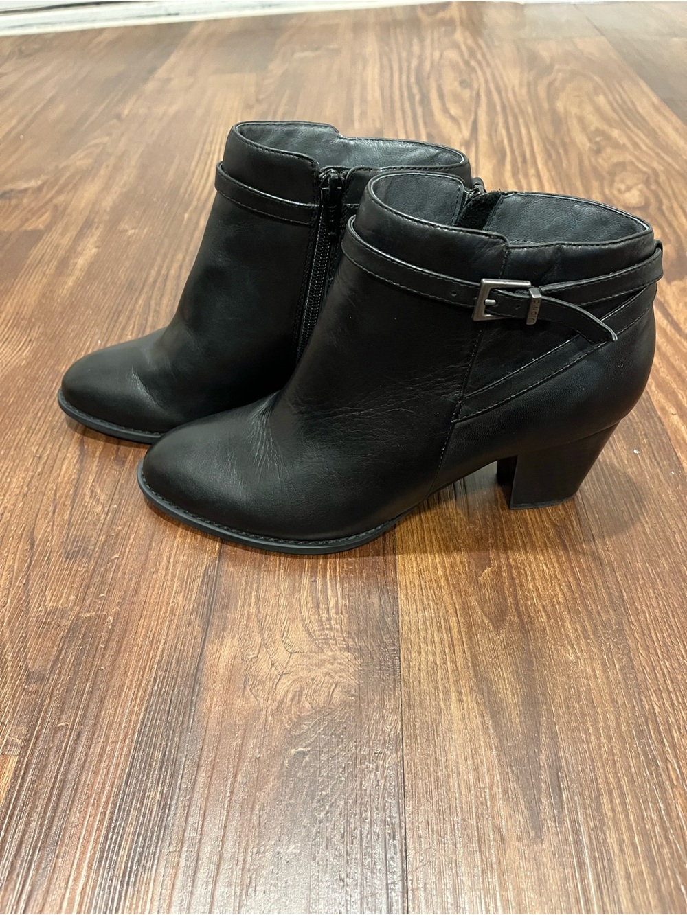 VIONIC WOMEN'S UPTON ANKLE CASUAL BOOTS - BLACK SIZE 7   
1a